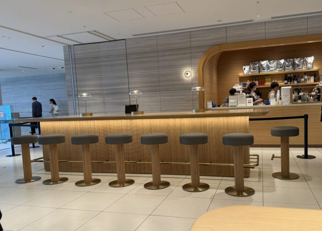 麻布台ヒルズ３４階スカイロビー　のテーブル席（一部）