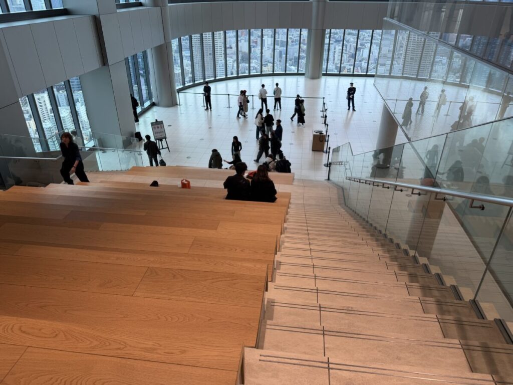 麻布台ヒルズ３４階のスカイロビーの大階段は５００円とドリンク代が必要