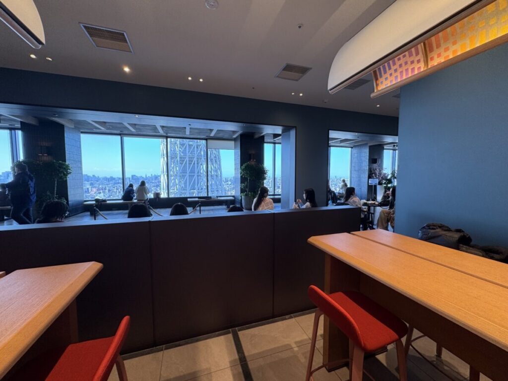 スターバックスリザーブ店ソラマチ３０階の作業デスク（電源なし）