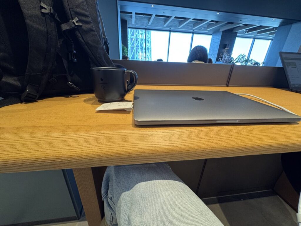 日本一高いスターバックス、ソラマチ３０Fの電源コンセント席は窓に向いている。