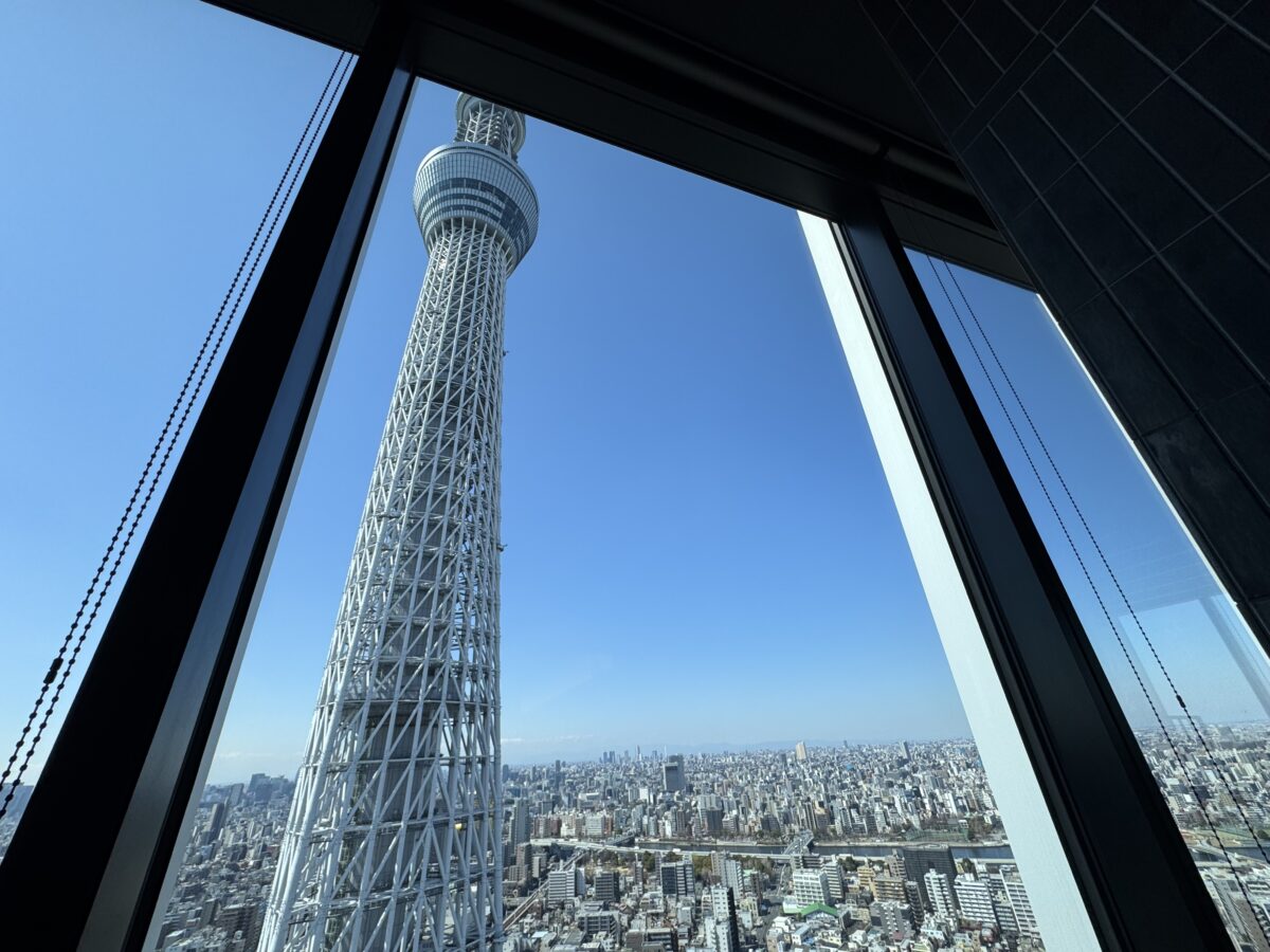 ソラマチ３０Fスターバックスの窓からは、スカイツリーと眼下には街が見える