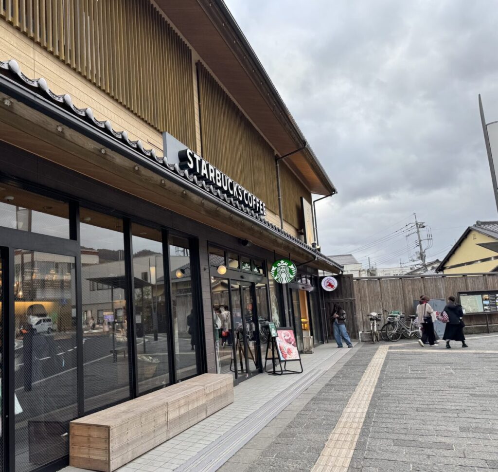 スターバックス出雲大社外観には縁側でのんびり