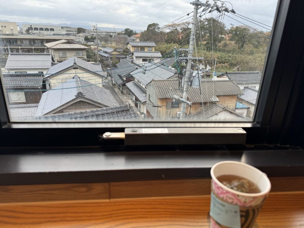 スターバックスのリージョナルランドマークストアの人気店出雲大社店からの風景