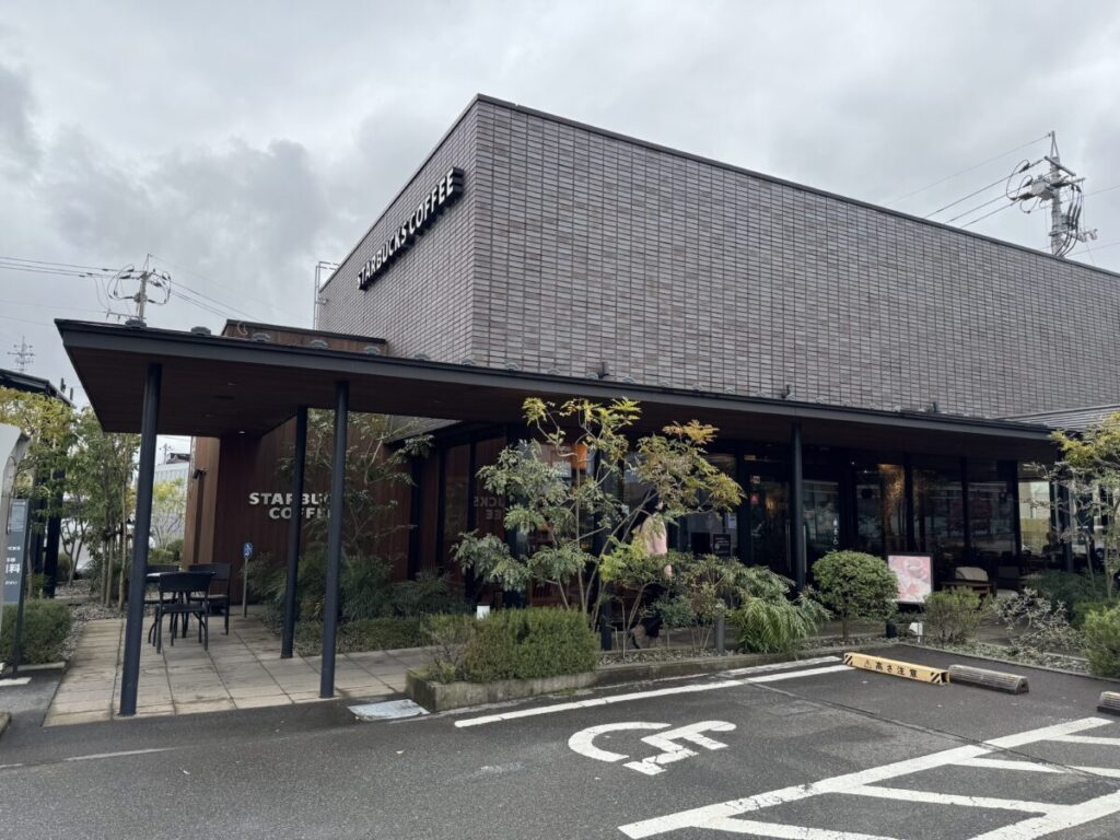 鳥取リージョナルランドマークストア、シャミネ店の外観は緑いっぱい