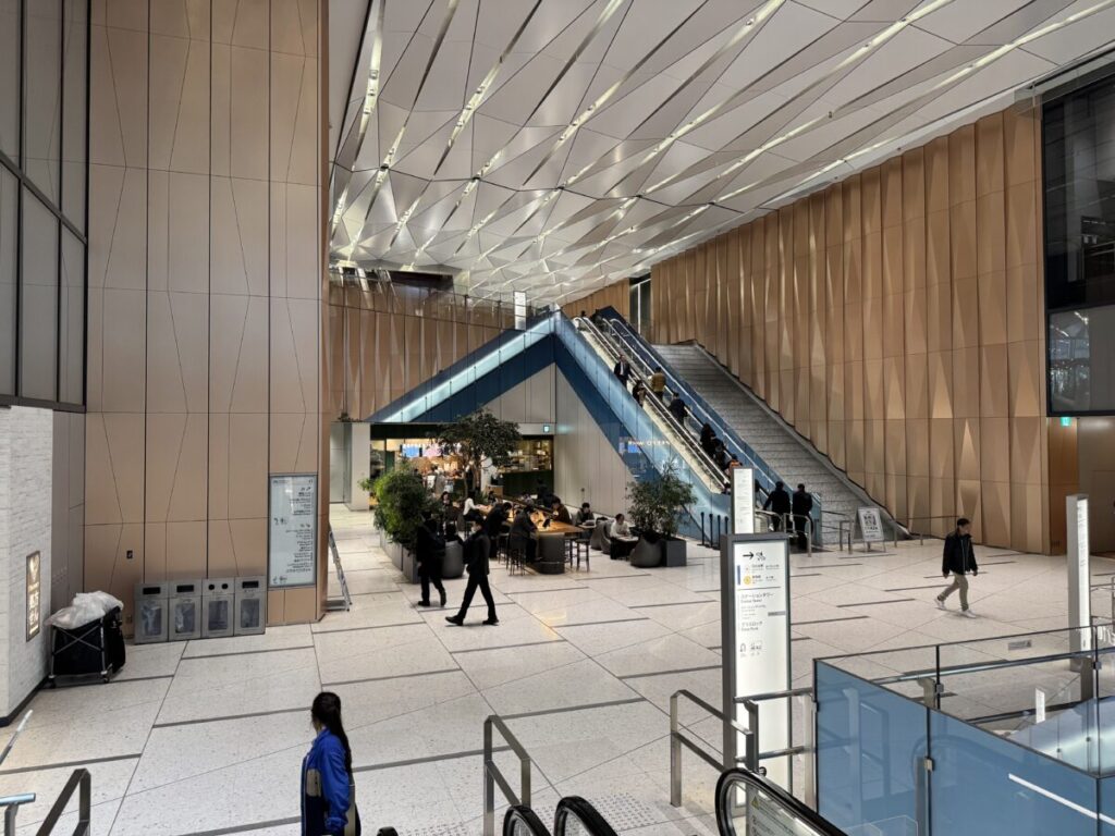 虎ノ門ヒルズステーションタワーにはデスクがある