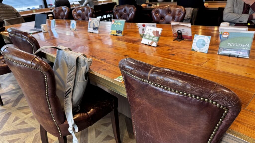 タリーズ虎ノ門桜田通り店のテーブル席は広い