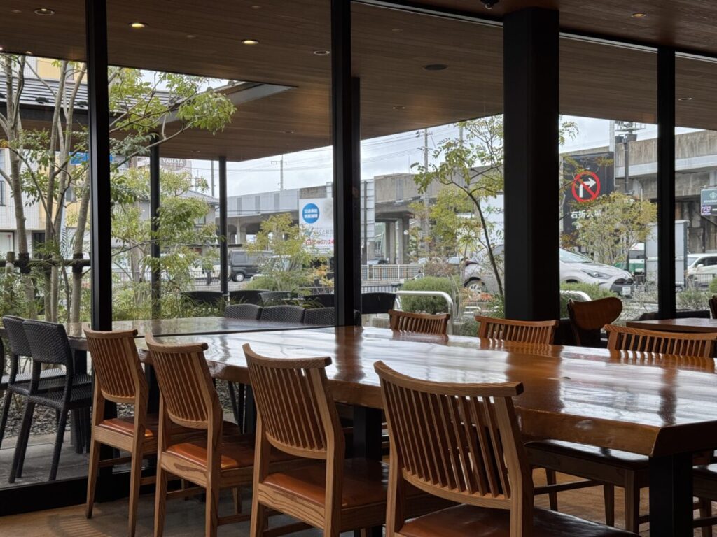 鳥取シャミネえきなん店のテーブルはテラスと同じ高さ