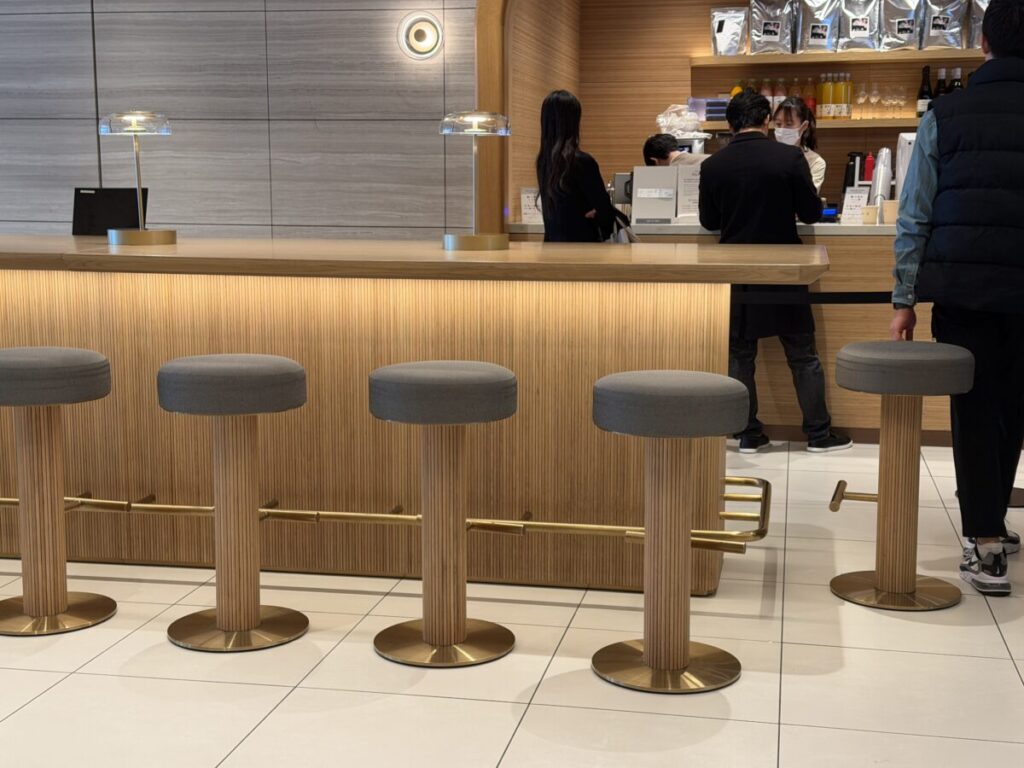 麻布台ヒルズ展望室は有料だけれど、作業デスクがいっぱい