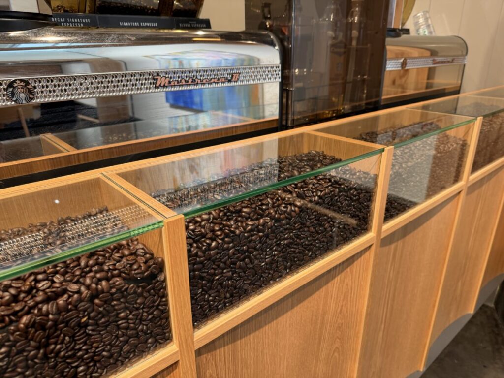 スターバックス谷中御殿坂店のコーヒー受け渡しカウンターはコーヒー豆アート