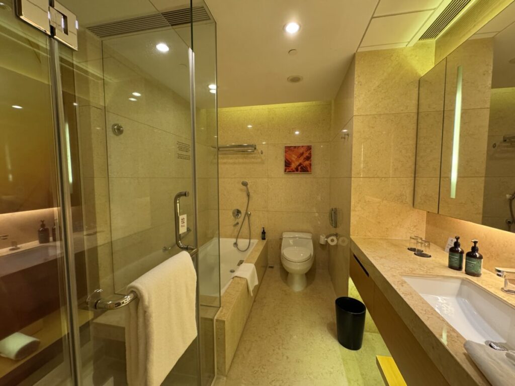 香港crowne plaza ホテル コーズウェイベイのバスルームと風呂