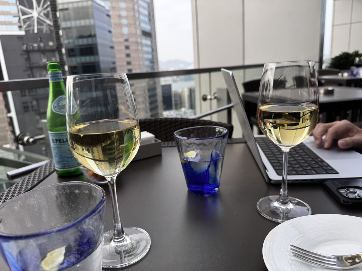 crowne plaza hotel causeway bayのクラブラウンジのテラスは仕事もできる!