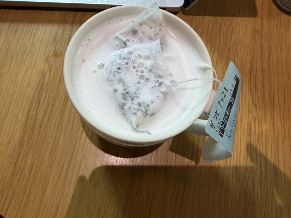 ウーロン茶葉ダブルとアーモンドミルクカスタマイズ、ノーシロップでうまい！