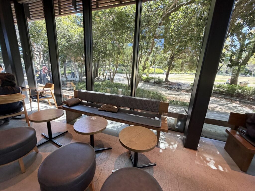 浜松城公園店のスターバックスの席。遠州織のソファでゆったりカフェタイム