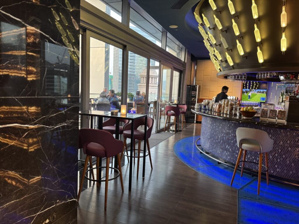 香港クラウンプラザホテルでエグゼクティブフロアのクラブラウンジ。テラスがおすすめだけど、寒ければ中でも