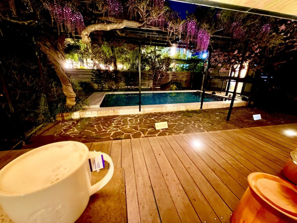 スタバ鎌倉御成町のプールのあるテラスの夜の藤の花と八重桜の共演