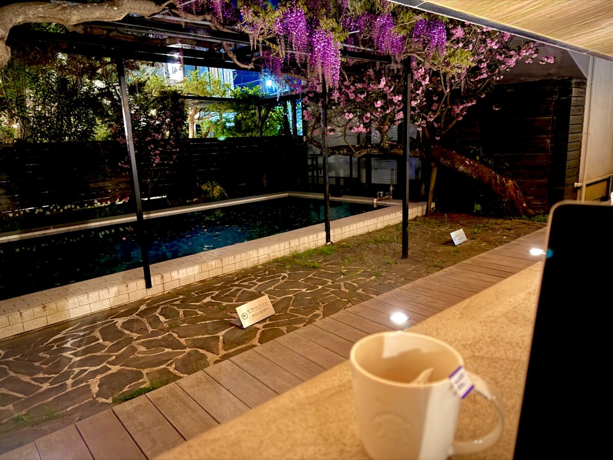 スターバックス鎌倉御成町店の夜の藤と桜を眺めながらノマド作業も可能