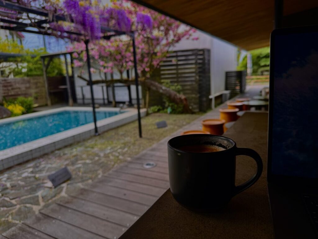 鎌倉御成町店のスターバックスのコミュニティテーブル席で春の最高季節でPC作業