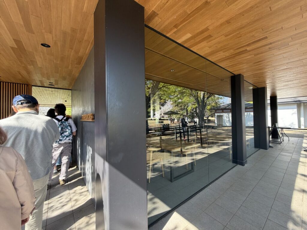 すでに朝９時11分行列ができていた