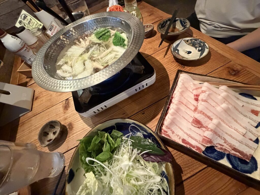 恩納村の人気居酒屋あぐー豚のしゃぶしゃぶは野菜たっぷり
