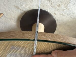 ハレクラニ沖縄のテーブル高さを測る　作業に快適