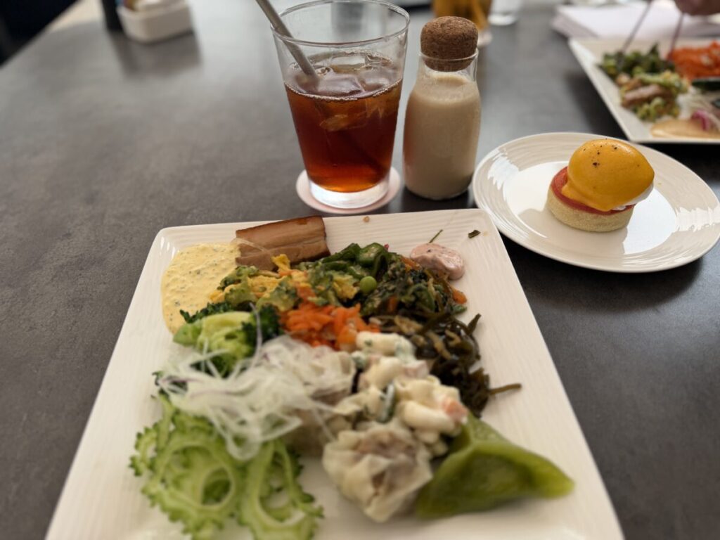 ハレクラニ沖縄の大人気朝食とアイスティー　エッグベネディクト