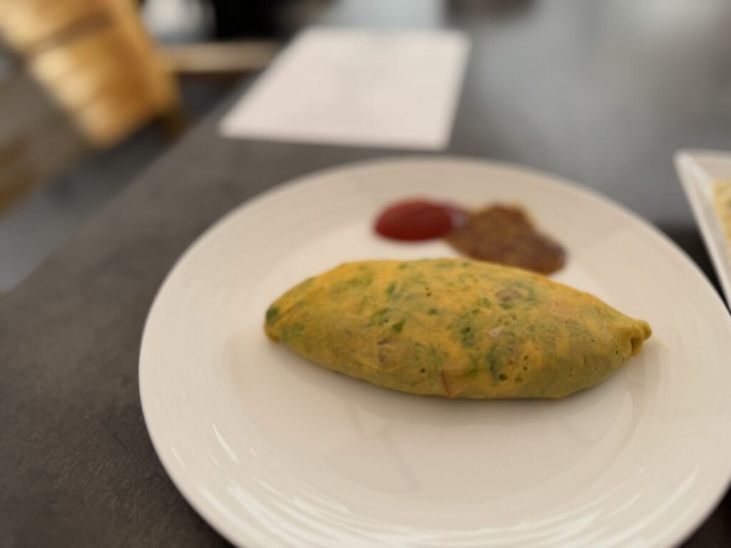 ハレクラニ沖縄の全部入りオーダーオムレツ　アーサー入りでちょうど良い塩加減！