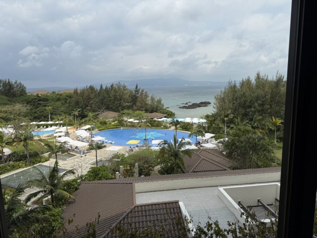 ハレクラニ沖縄のオーキッドプールと海