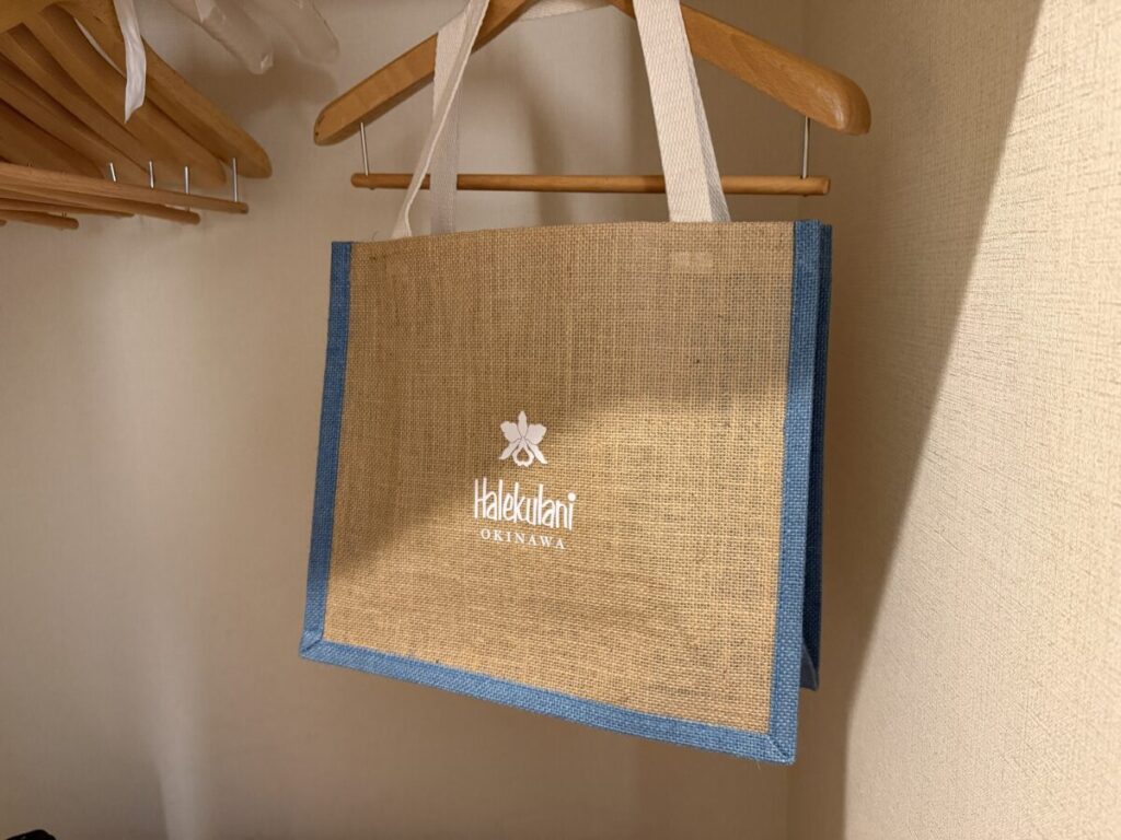 ハレクラニ沖縄はビーチバッグとビーチサンダルが部屋に。どちらもお持ち帰りOK