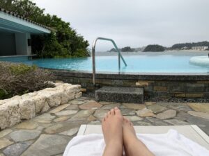 ハレクラニ沖縄のプールサイドには、ビーチベッドが並ぶ　