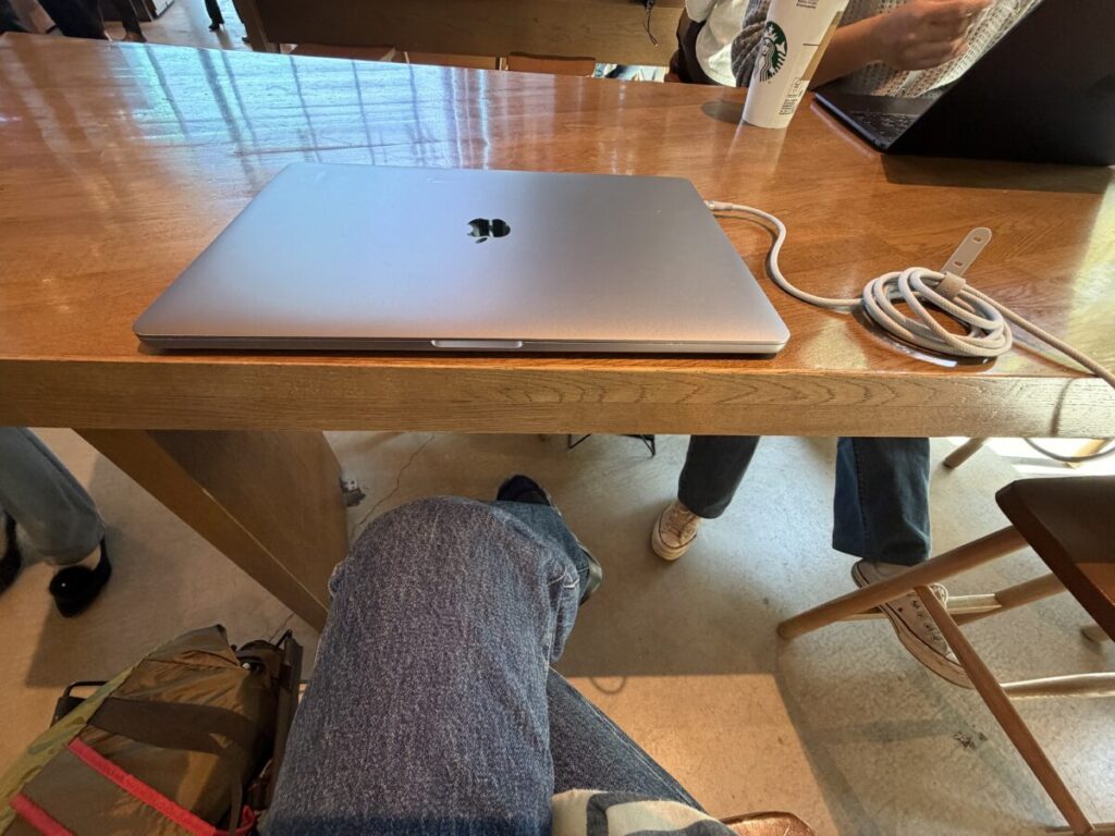 浜松城公園店のノマド席　電源完備のテーブル