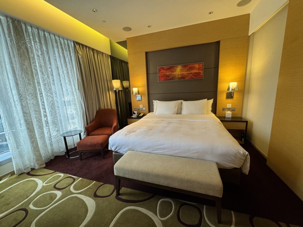 香港のcauseway bay クラウンプラザホテルの客室ベッド