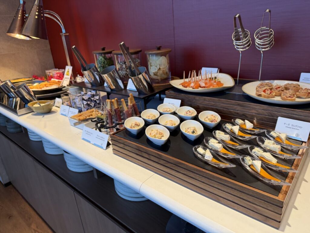 the Royal Park hotel Iconic 那覇のエグゼクティブラウンジのカクテルタイムのフード