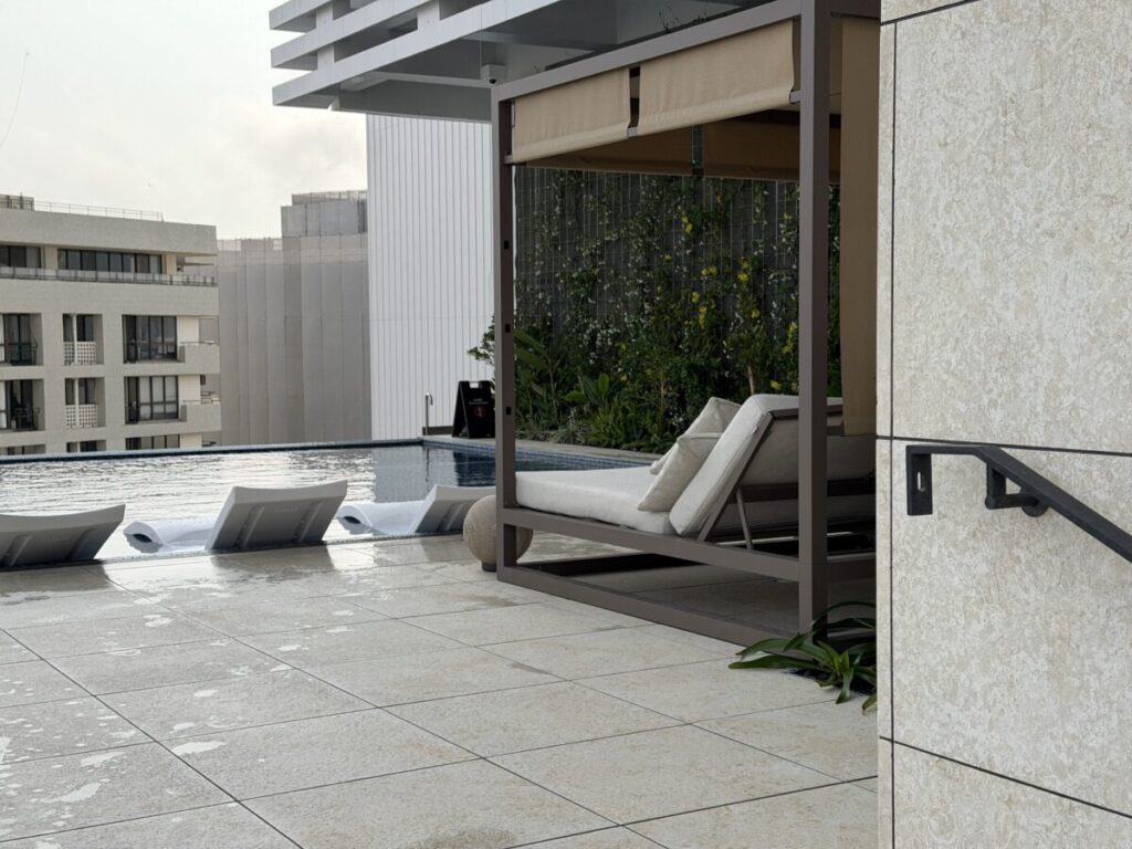 県庁前駅のロイヤルパークホテル　アイコニック　那覇のプールはロビー階にある