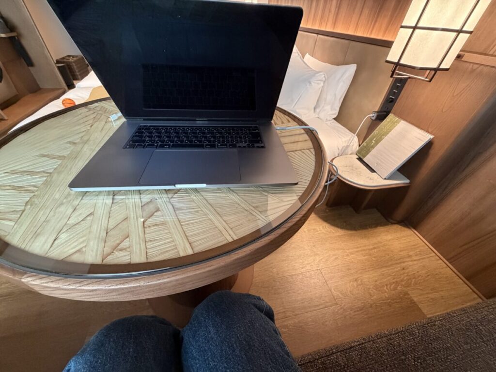 ロイヤルパークアイコニックホテル　那覇の客室のデスクは作業できる机の高さ