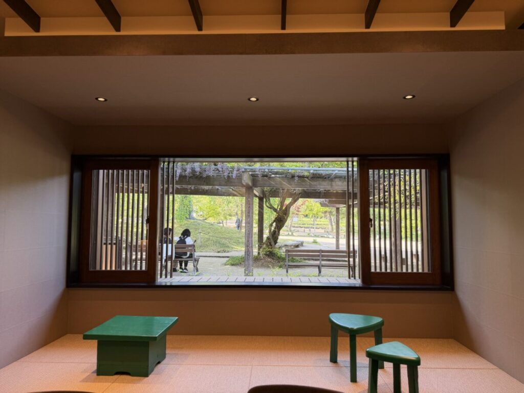 スタバ京都円山公園 菊の渓店の窓から見える藤棚はまるで額縁