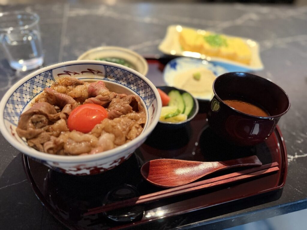 高輪ゲートウェイ駅ニューマンmimure3階の牛丼 㐂㐂屋ランチセット山形牛御膳