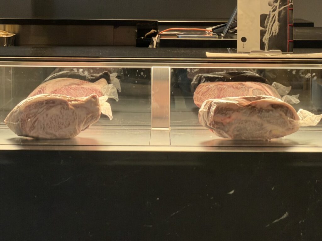 MIMURE3階　牛丼 㐂㐂屋ききやのショーケースには立派な肉が陳列されている