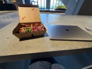 高輪ゲートウェイシティ　MIMUREのデリ弁当で昼食をとりながら仕事できる