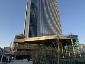 Newoman ミムレが入っているビルは高輪ゲートウェイ駅から徒歩5分程度歩いたところにある