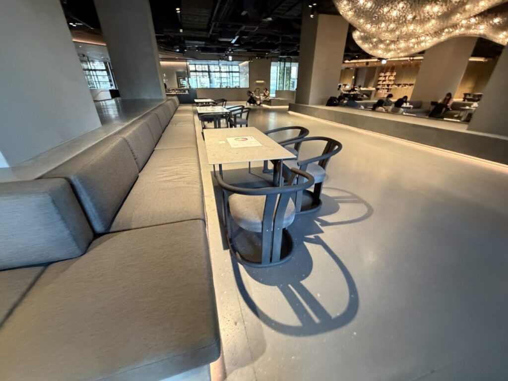 高輪の巨大おしゃれフードコート!MIMUREの席は多種多様 メニューがある席は特定のお店のリザーブ席 購入してから座る