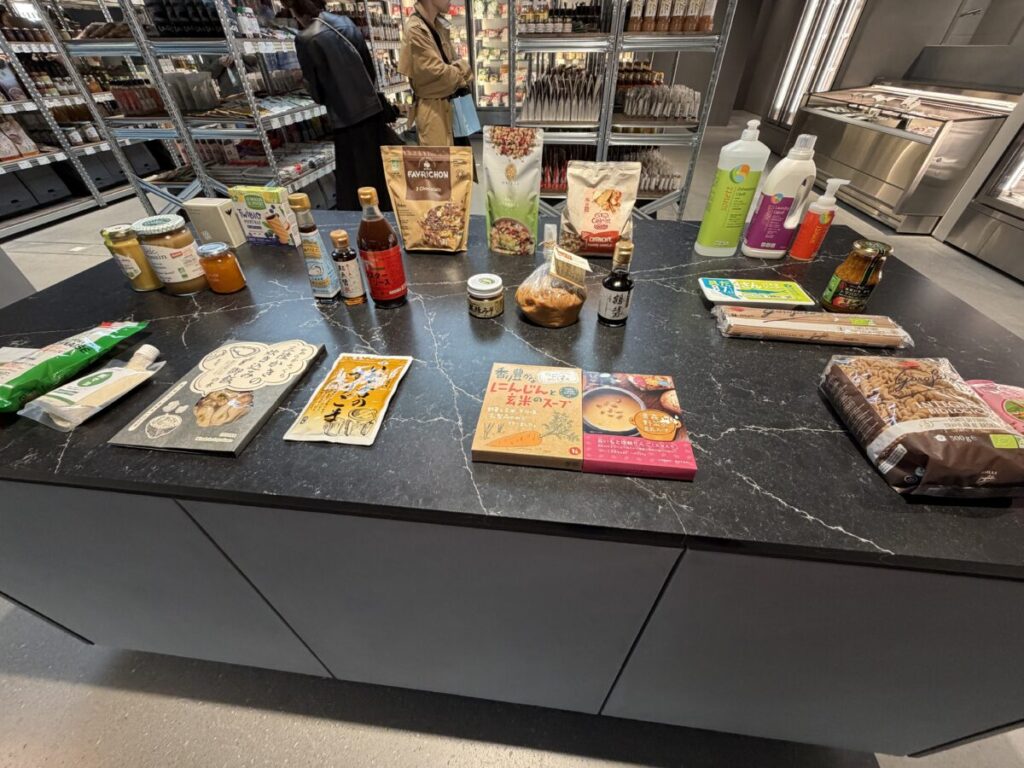 MIMUReはこだわりのグローサリーも売っている。魚も肉も!