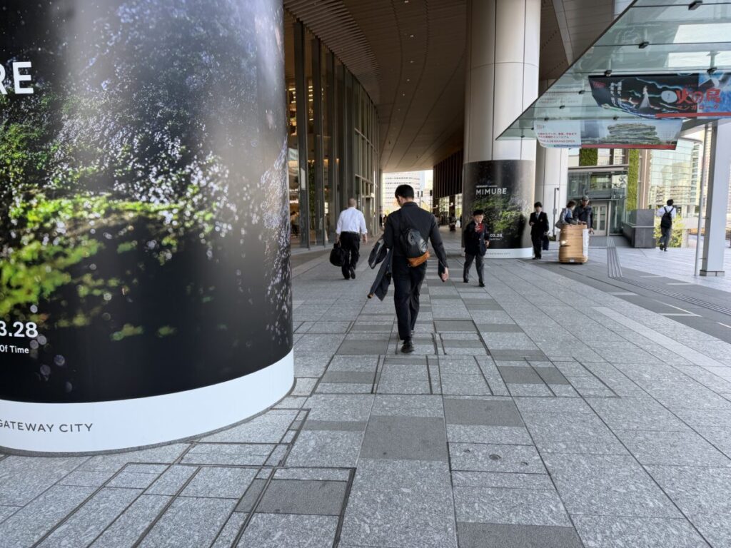 高輪ゲートウェイ駅から右にペデストリアンデッキを歩くとmimureミムレに着く