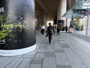 高輪ゲートウェイ駅から右にペデストリアンデッキを歩くとmimureミムレに着く