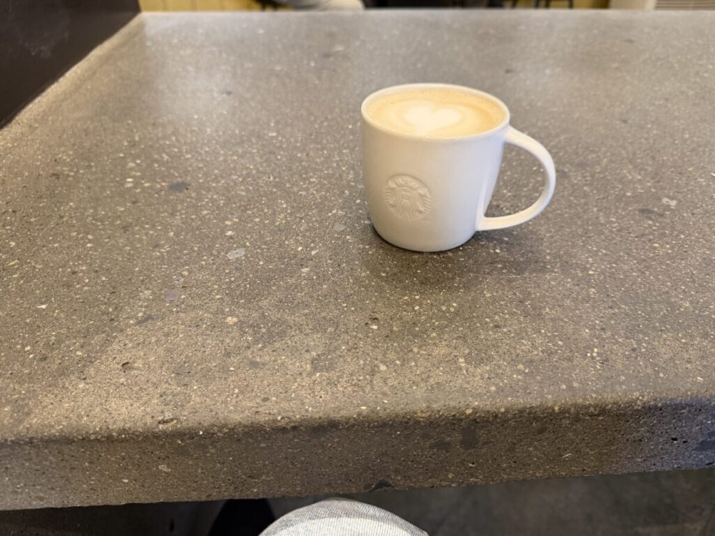 門司港駅店スターバックスのコミュニティーテーブルは電源がないが無骨感が優しい
