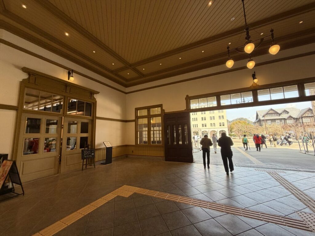 レトロ観光門司港駅の駅舎ロビーは品格に満ち溢れている
