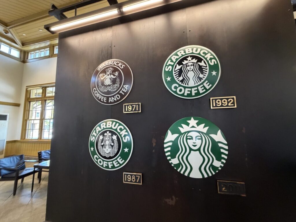 門司港駅店スターバックスのロゴエンブレム壁はヘッドマークを模している