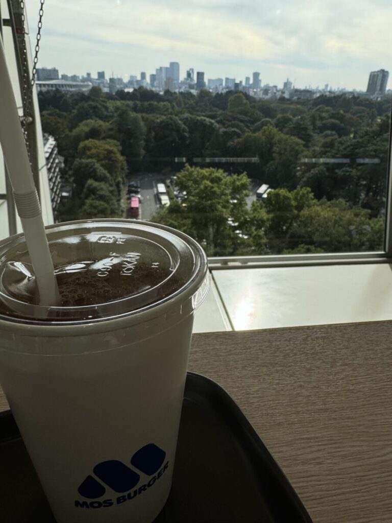 モスバーガー四谷パブリック店からみた新宿御苑　今は閉店している
