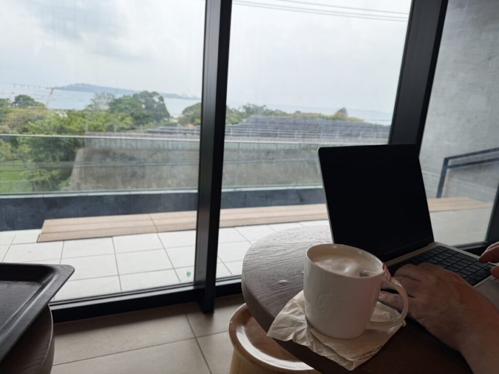 沖縄本部町 スタバの2階席のソファでもPC作業は可能