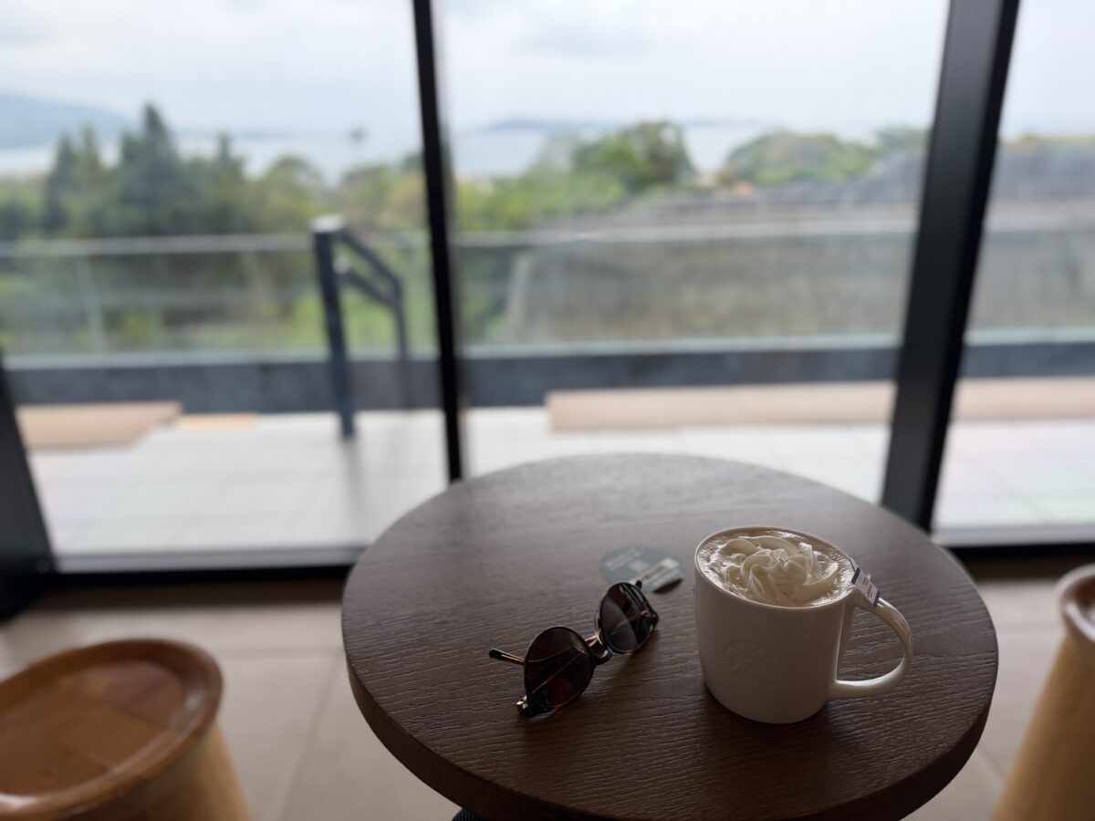 スターバックス沖縄本部町店の景色はソファ席が最高