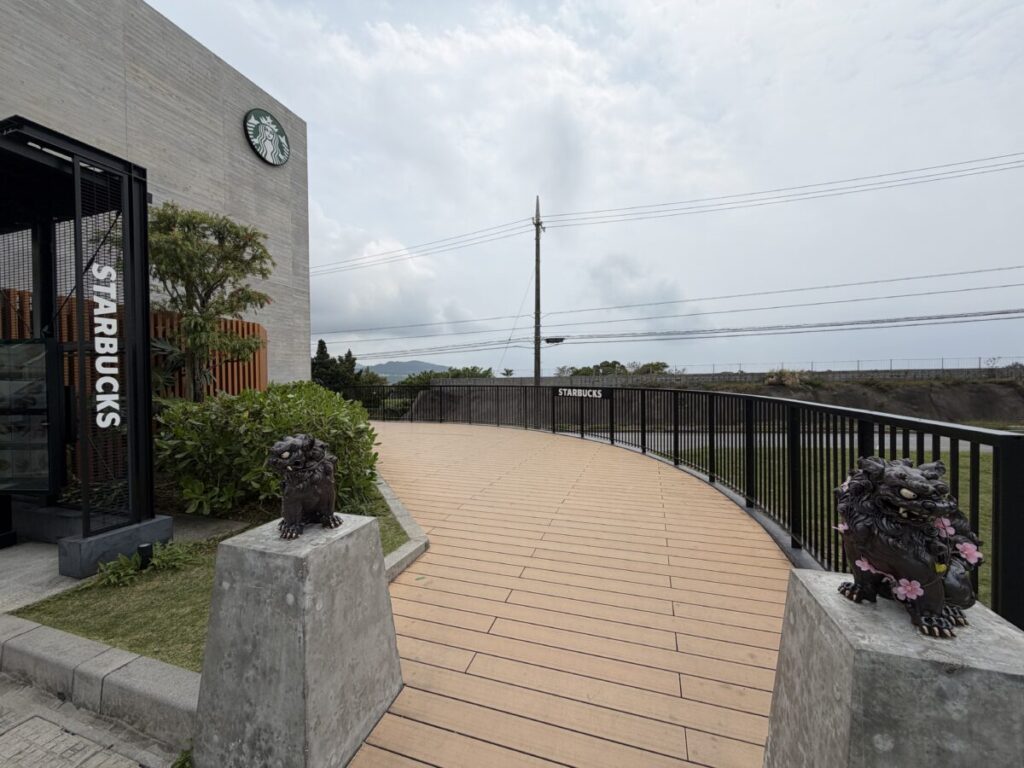 沖縄本部地店スターバックスははシーサーが迎えてくれる
